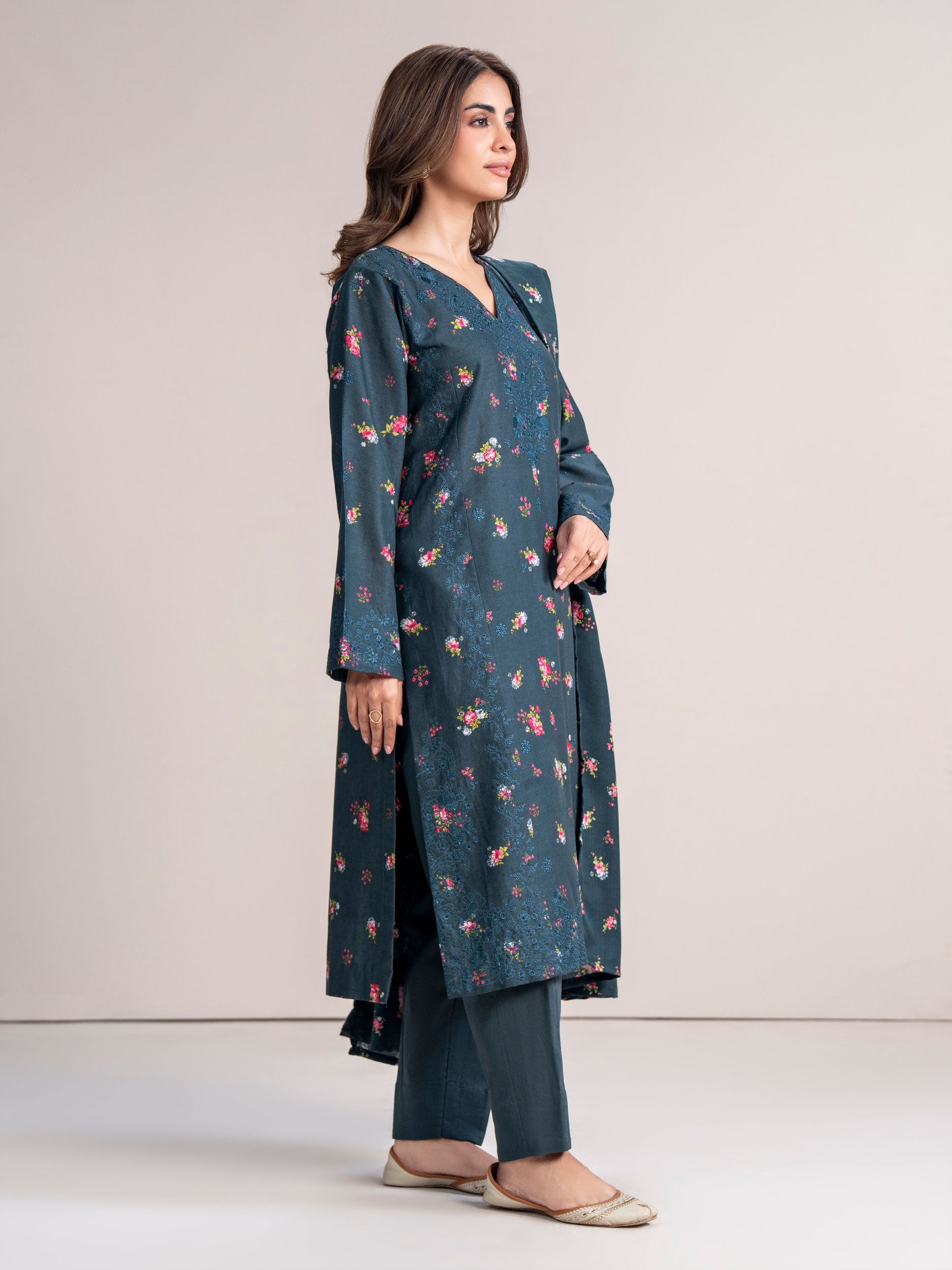 3 Piece Khaddar Suit- Embroidered (Pret)